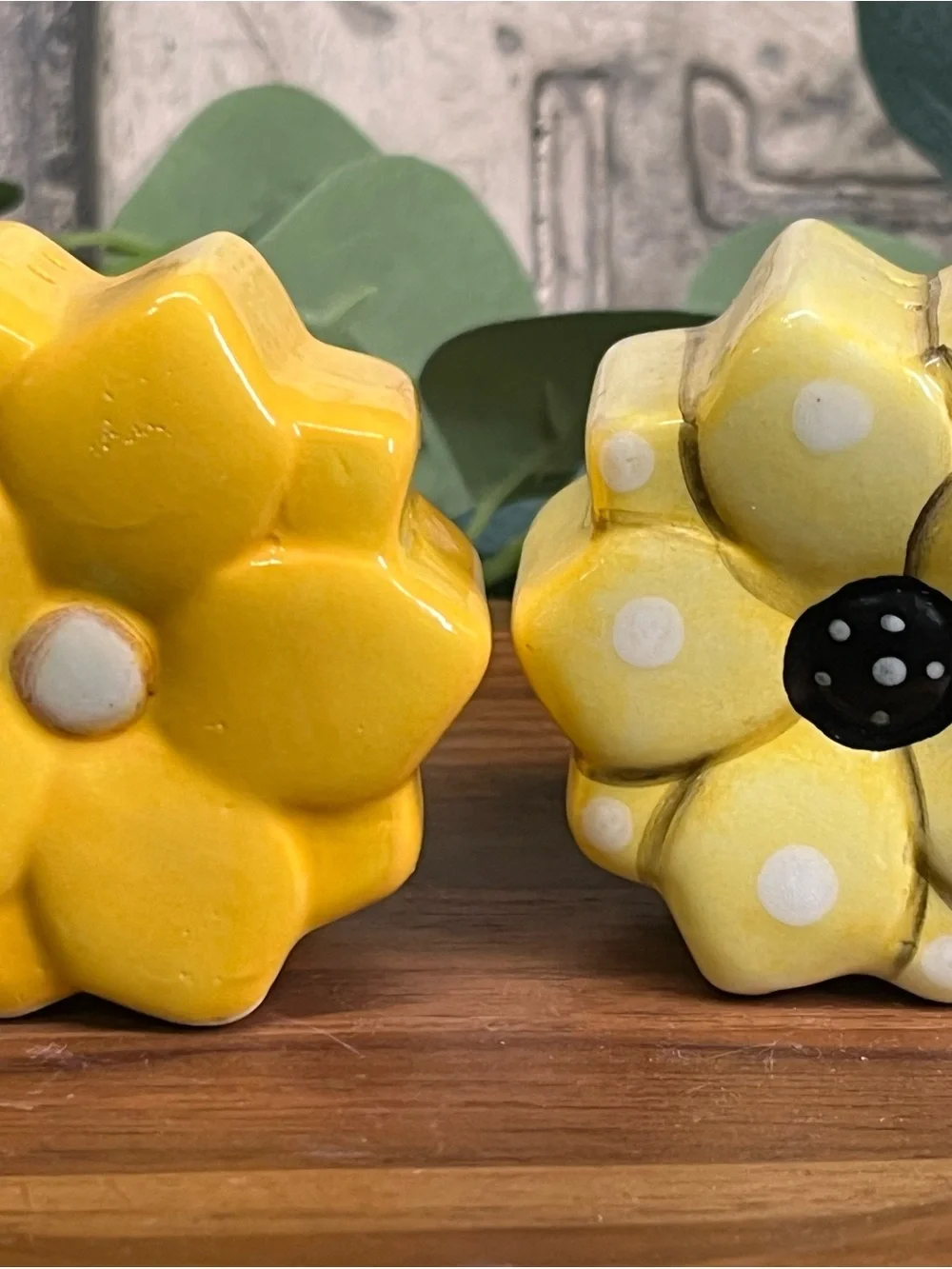 Y2K 2000s Yellow Sun Flowers Salt & Pepper Shakers Retro Polka Dot Daisy Set